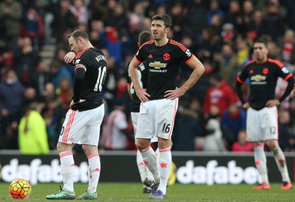 El United cae ante Sunderland y se aleja de la Champions